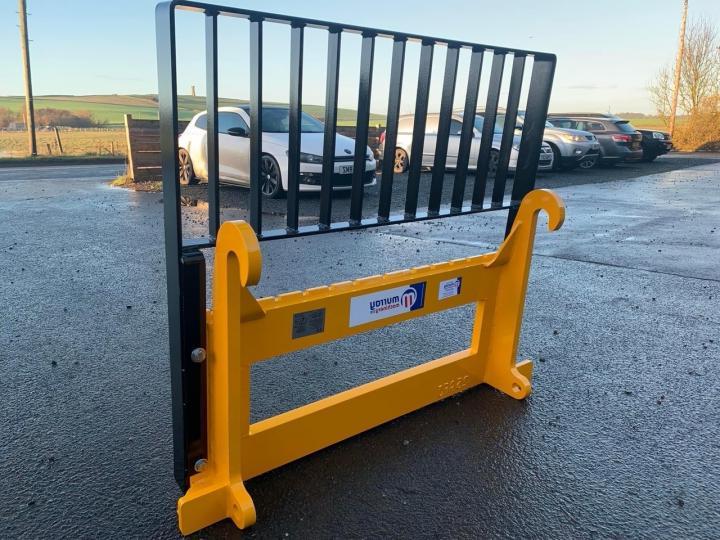 Class 3 fork carriage to suit JCB Q-Fit with a top guard